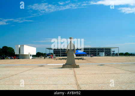 Vista posteriore della giustizia statua tre poteri Square, Brasilia, Brasile Foto Stock