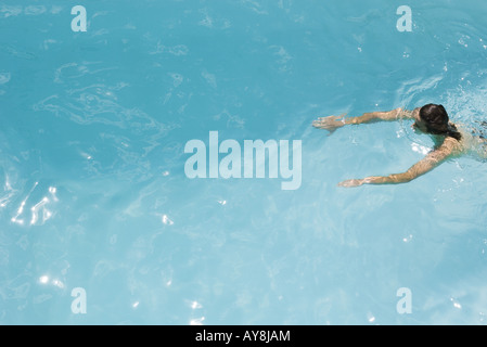 Uomo di nuoto in piscina, ad alto angolo di visione Foto Stock