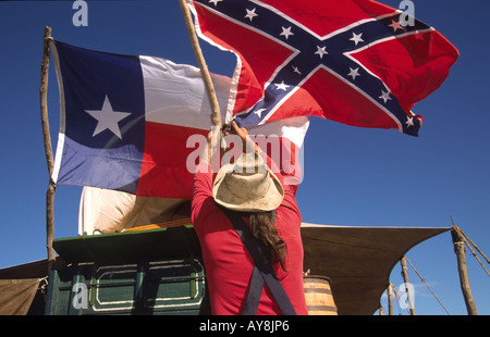 Le bandiere del Texas e della Confederazione a scatto la brezza, presso il Lincoln County Cowboy simposio, in Ruidoso Downs, Nuovo Messico. Foto Stock