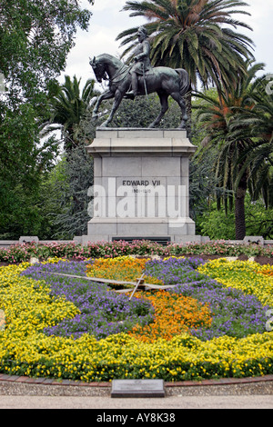 Orologio floreale e il re Edoardo VII monumento St Kilda Road Melbourne Australia Foto Stock