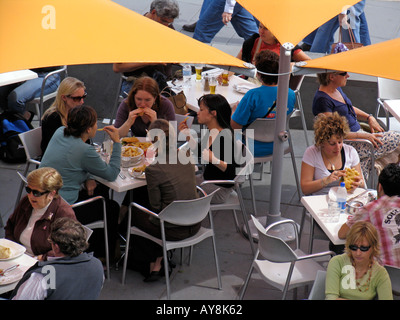 Ora di pranzo diners Federation Square Melbourne Victoria Australia Foto Stock