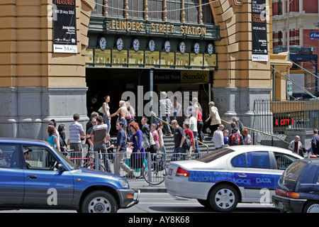 Gli orologi di riferimento presso la Flinders Street Stazione ferroviaria Melbourne Victoria Australia Foto Stock