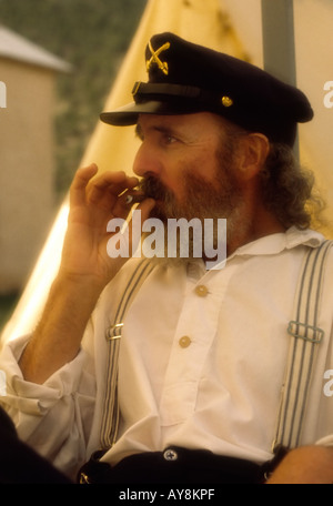 Un uomo militare gode di un sigaro, a 'Vecchio Lincoln giorni" in Lincoln, Nuovo Messico. Foto Stock