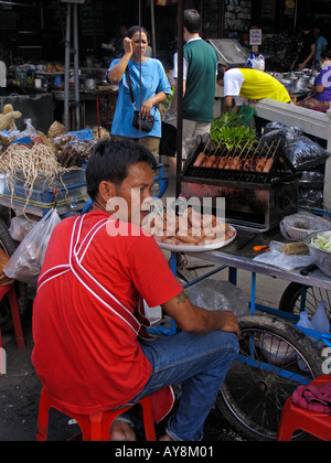 Barbecue salsiccia di stallo del mercato Ayutthaya Thailandia Foto Stock