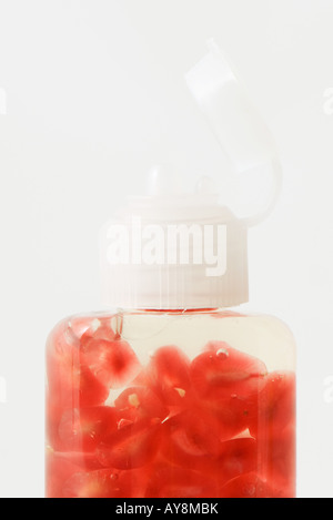 Freschi i semi di melograno nella bottiglia di cosmetici Foto Stock