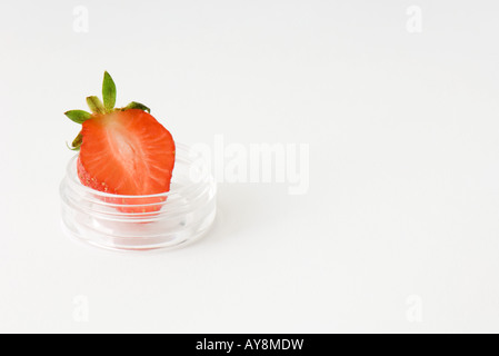 Fetta di fragola in piccolo contenitore per cosmetici Foto Stock