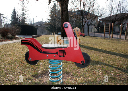 Un parco giochi in piccole città alpina di Revo Italia Foto Stock