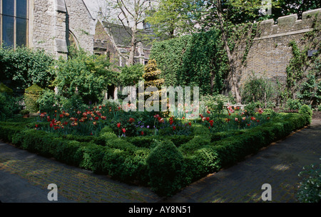 Museo di Storia del giardino, restaurata chiesa di Santa Maria a Lambeth, Londra, vista della replica del xvii secolo Tradescant Knot Garden Foto Stock