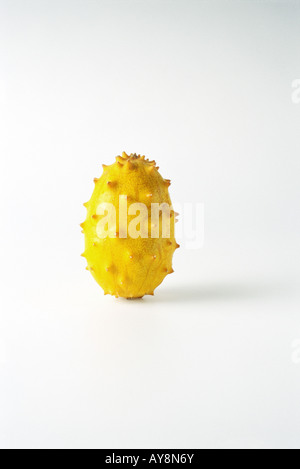 Kiwano frutta, sfondo bianco Foto Stock