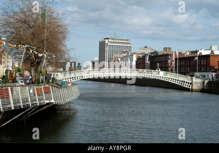 Halfpenny pedonale ponte che attraversa il fiume Liffey a Dublino in Irlanda ha penny Bridge Foto Stock