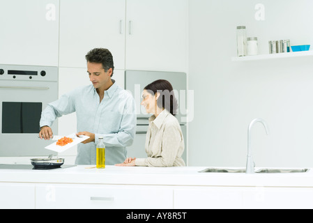 Accoppiare la preparazione di pasto insieme in cucina Foto Stock