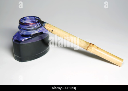 Il riempimento di una penna stilografica con inchiostro blu da una  bottiglia isolato su uno sfondo bianco Foto stock - Alamy