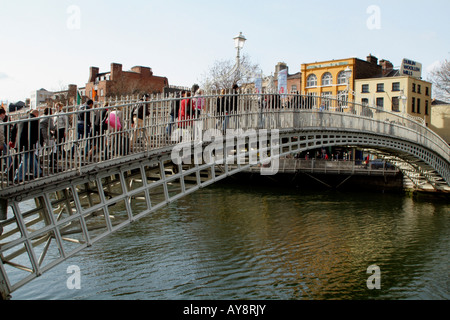 Halfpenny pedonale ponte che attraversa il fiume Liffey a Dublino in Irlanda ha penny Bridge Foto Stock