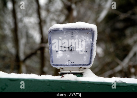 Indicatore di livello carburante ricoperta di neve e mostrando quasi vuota sul riscaldamento domestico serbatoio olio Foto Stock
