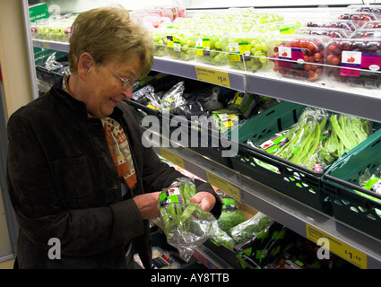 Signora anziana gli acquisti in un supermercato. Foto Stock