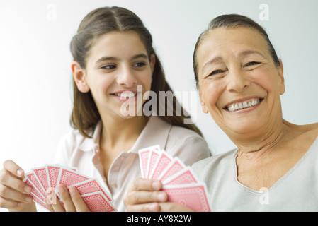 Donna Senior e nipote di carte da gioco Foto Stock