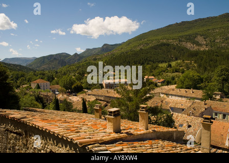 Una vista sopra i tetti di tegole del villaggio di La Motte Chalencon, Francia Tetti piastrelle rustiche Foto Stock