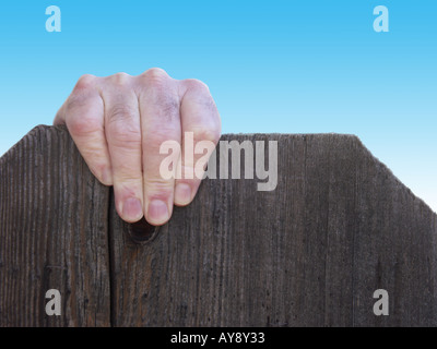 Mano che afferra la parte superiore di una porta Foto Stock