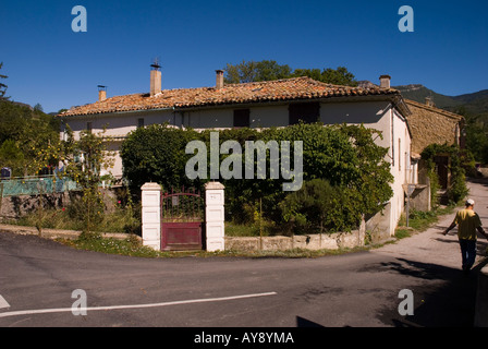 Un tipico pittoresche vecchie case francesi nel villaggio di La Motte chalancon, Francia. Foto Stock