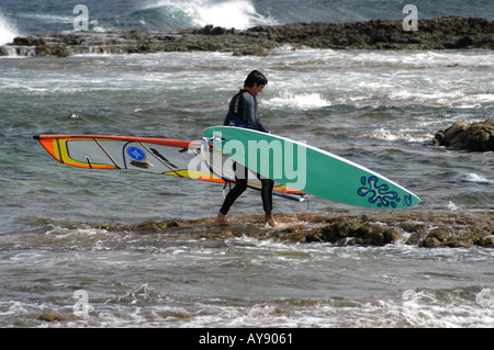 Windsurf off il nord della costa di Lanzarote Foto Stock