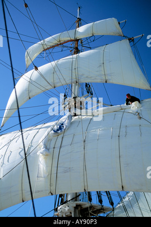 Xix secolo replica irlandese tall ship con vele spiegate nel vento atlantico Foto Stock