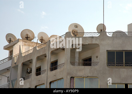Casa di piatto e con molte parabole satellitari sul tetto, città di Sousse in Tunisia Foto Stock
