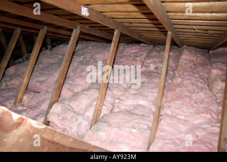 Di recente isolamento installato in un attico di casa Foto Stock