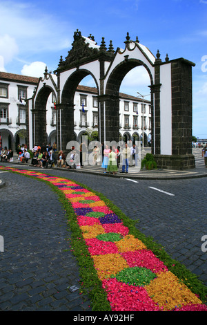 Le strade di Ponta Delgada prima della processione della Domenica. Ecce Homo, celebrazioni religiose, isole Azzorre, Portogallo. Foto Stock