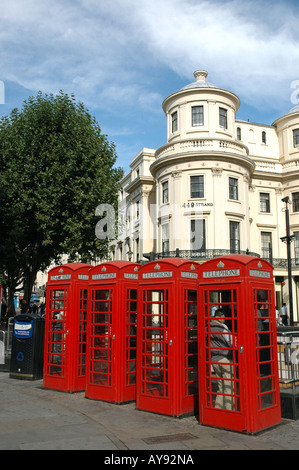 Inglese nelle cabine del telefono nell'angolo di Strand e Duncannon Street a Londra, Regno Unito Foto Stock