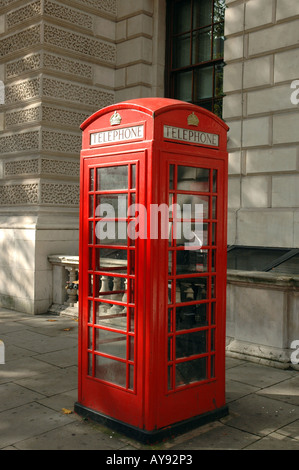 Telefono rosso booth su Parliament Street a Londra, Regno Unito Foto Stock