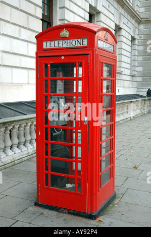 Telefono rosso booth su Parliament Street a Londra, Regno Unito Foto Stock