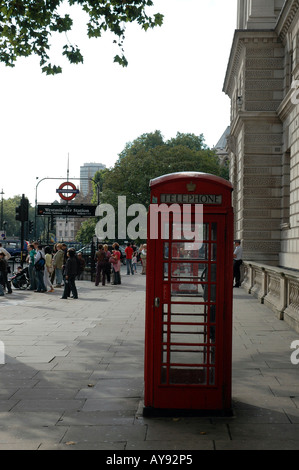 Telefono rosso booth su Parliament Street a Londra, Regno Unito Foto Stock