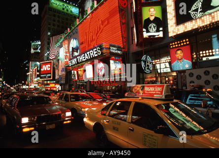 USA New York City 1998 Times Square am Abend typischer Verkehrsstau JK 229 58 19 USA New York City 1998 Times Square Das Fotoarchiv Foto Stock