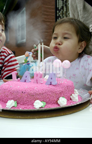 Lara salta fuori le candele per il suo secondo compleanno Foto Stock