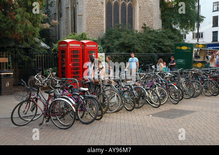 Le biciclette in piedi accanto a Sant'Andrea Chiesa in Church street a Cambridge nel Regno Unito Foto Stock