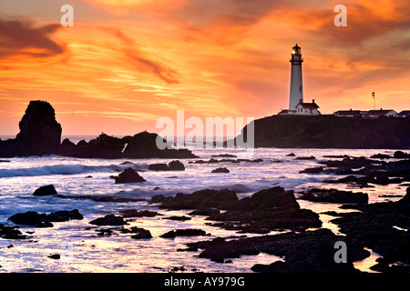 Bel tramonto a Pigeon Point Lighthouse lungo la California s San Mateo paesaggistica costa costa rocciosa in primo piano Foto Stock