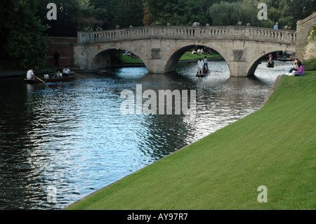 Ponte sul fiume Cam visto dalla Corte anteriore del King's College di Cambridge, Regno Unito Foto Stock