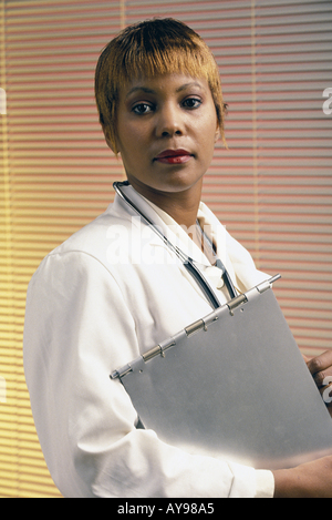 Ritratto di African American resident lettura record medici Foto Stock