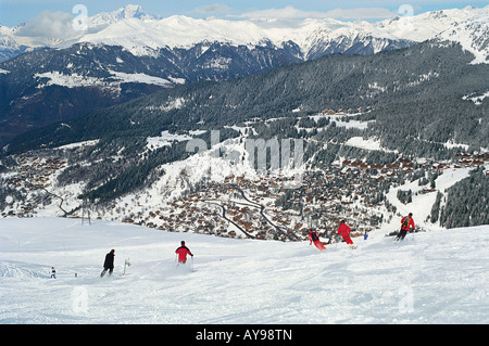 Gli sciatori sulle piste in Méribel, Trois Vallees, Francia Foto Stock