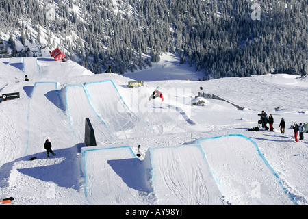 Snowboard azione nella Surselva dei Grigioni Svizzera Foto Stock