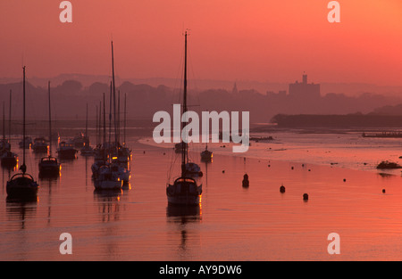 Sunset over Warkworth castle e Harbour Northumberland Foto Stock