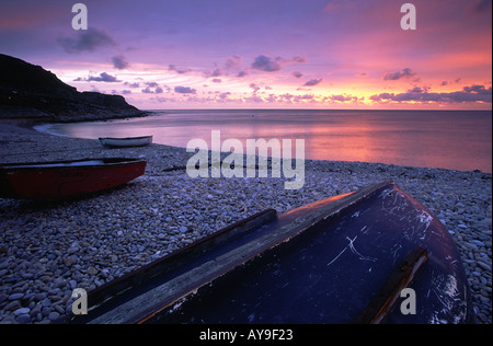 Un tramonto in inverno su la costa del Dorset a Portland Chesil Cove England Regno Unito Foto Stock