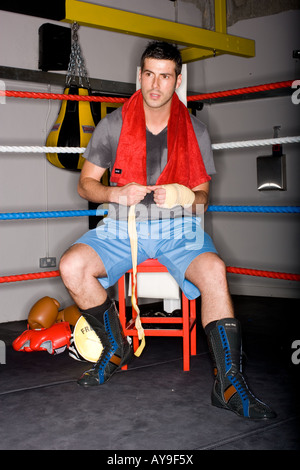 Boxer taping mani nel pugilato ring Foto Stock