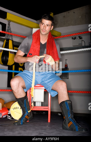 Boxer taping mani nel pugilato ring Foto Stock