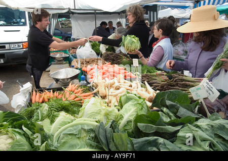 Gli ortaggi biologici al mercato degli agricoltori a Notting Hill Gate, London, England Regno Unito Foto Stock