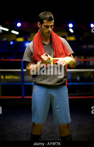 Boxer taping mani nel pugilato ring Foto Stock