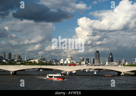 Waterloo Bridge e dello skyline di Londra lungo il Tamigi, England, Regno Unito Foto Stock