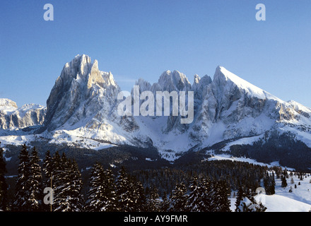 Innevate cime di montagna a passo de Val Gardena a Selva di Val Gardena, Italia Foto Stock