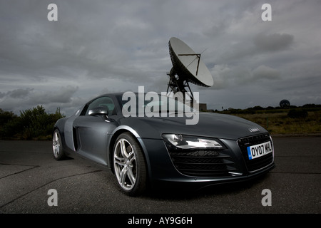 AUDI R8 auto sportiva con parabola satellitare sulla strada Foto Stock