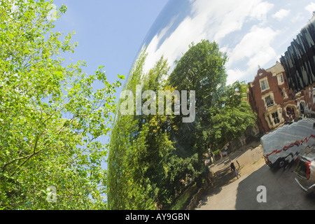 Anish Kapour è in acciaio inox a specchio di cielo al di fuori del Nottingham Playhouse Foto Stock